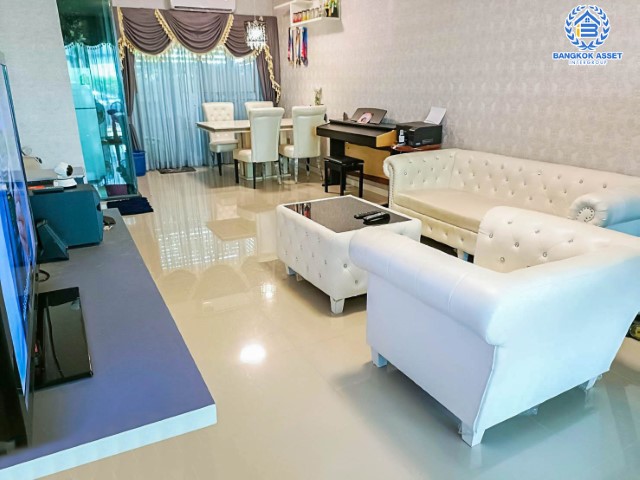 ทาวน์เฮ้าส์มือสอง นนทบุรี ม.ทาวน์อเวนิวเมิร์จ รัตนาธิเบศร์ เนื้อที่กว้าง 20 ตร.ว. ฟังก์ชัน 3 ห้องนอน 3 ห้องน้ำ ที่จอดรถ 2 คัน บ้านคุณภาพจาก Sansiri สภาพสวย ภายในตกแต่งโมเดิร์น ตั้งอยู่บนทำเลแห่งการเดินทาง ใกล้รถไฟฟ้าสายสีม่วง "สถานีสามแยกบางใหญ่" และทางด่วน "ศรีรัช" จองเลย!